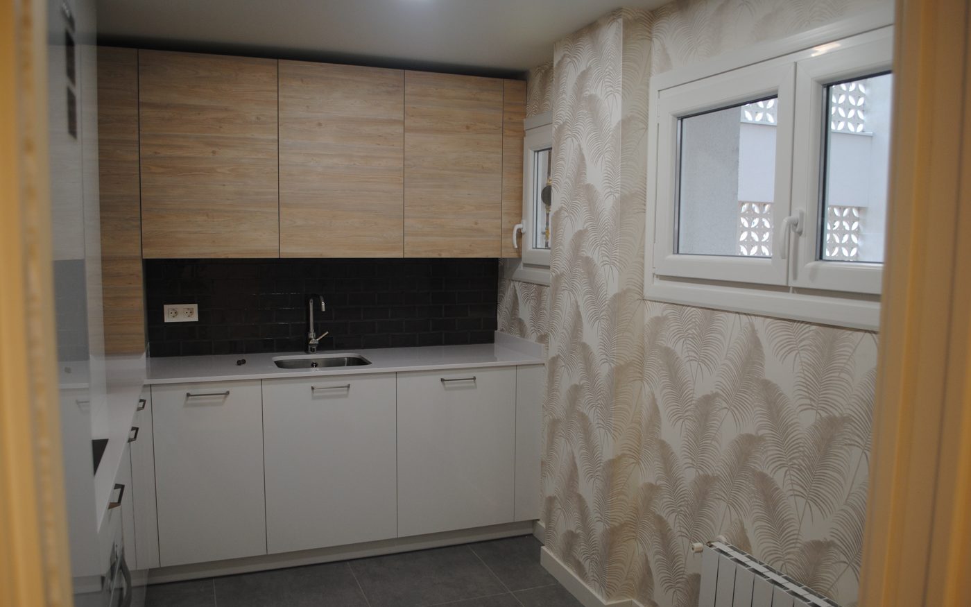 Cocina de la vivienda terminada en Blas de Otero, Bilbao, antes guardería
