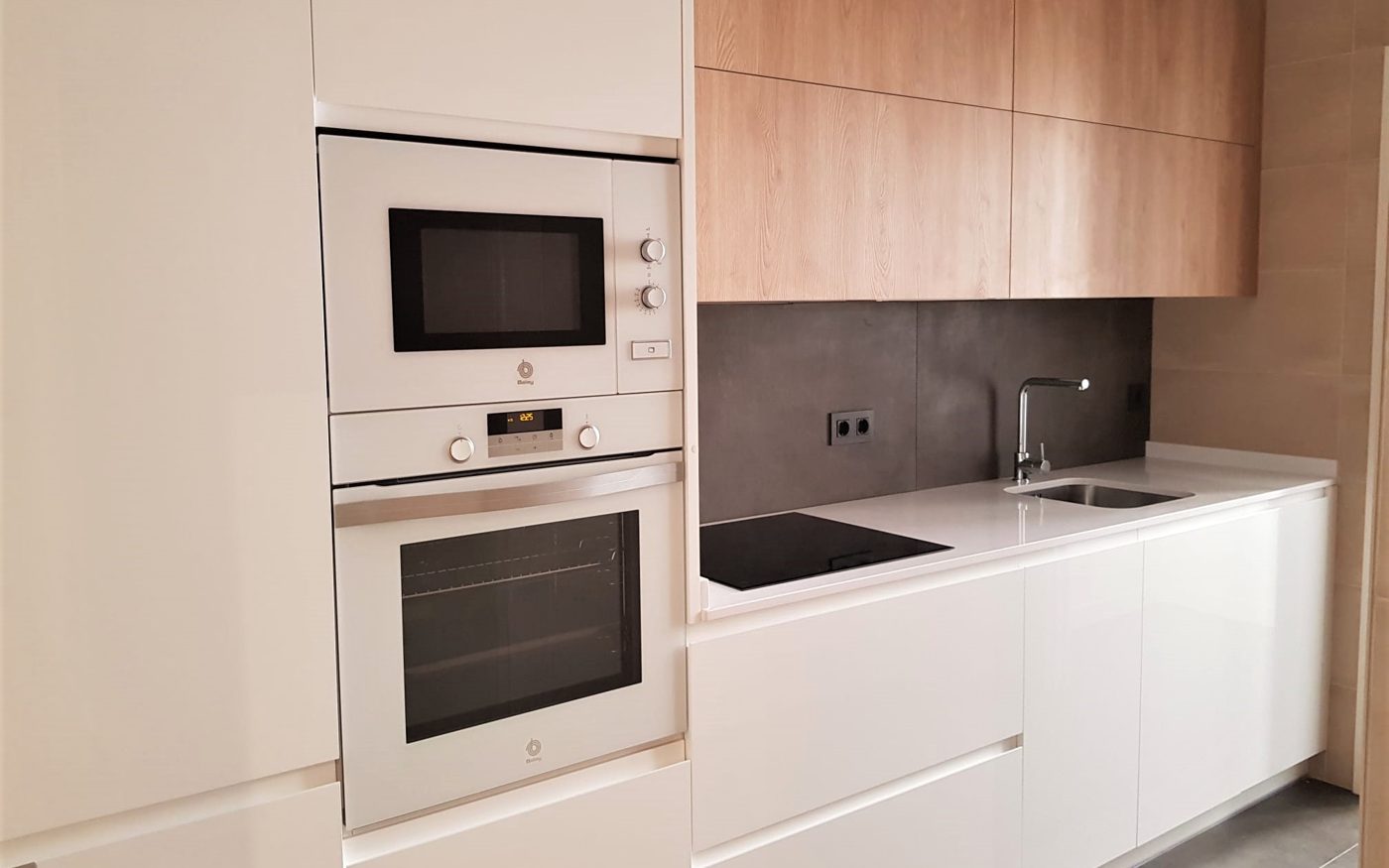 Cocina de la vivienda terminada en Ribera, Bilbao, antes oficina